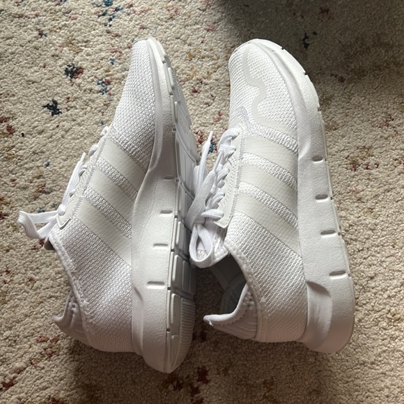 Adidas Swift Run 🤍 SZ 7 Big Kid - Picture 10 of 13